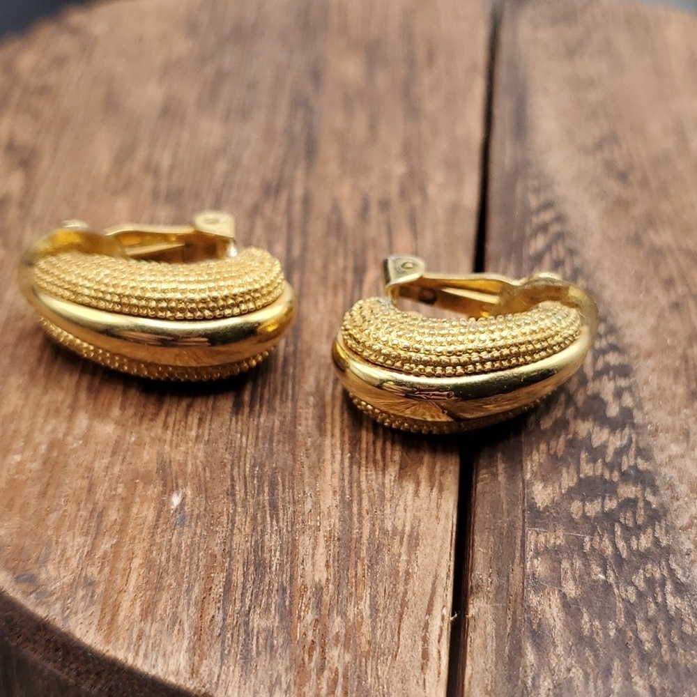 E960 estate walnut fancy clip on‎ earrings